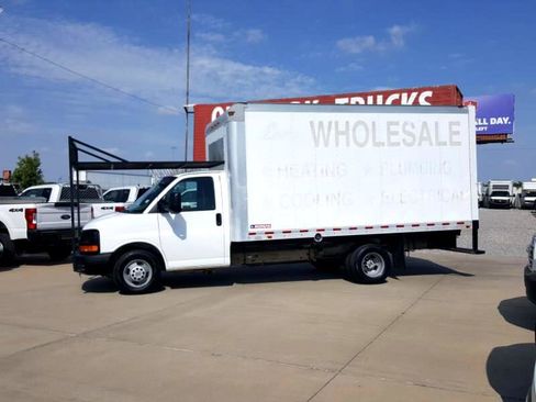 Used 2016 Chevrolet Express 3500 image 2