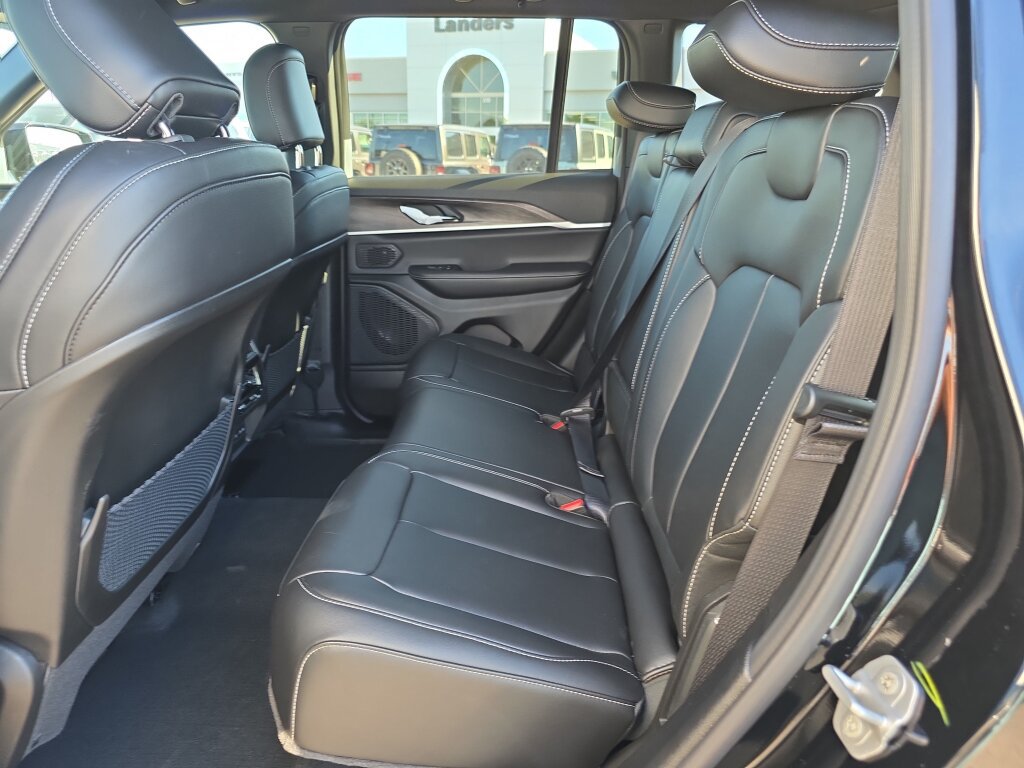 New 2027 Jeep Grand Cherokee Limited RWD image 6