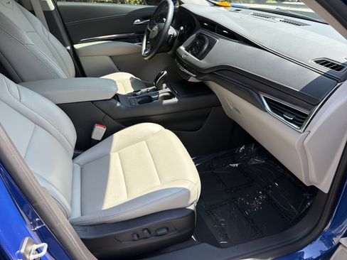 Used 2023 Cadillac XT4 Luxury w/ Cold Weather Package FWD image 14