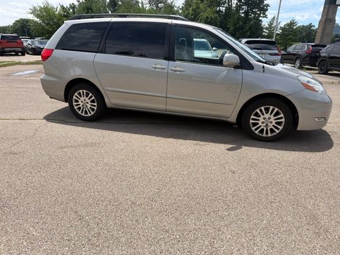 Used 2010 Toyota Sienna XLE FWD image 11