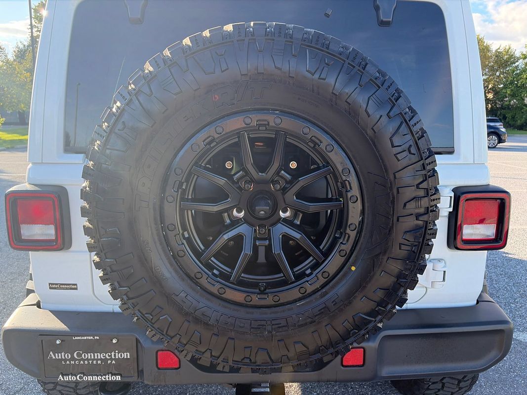 Used 2021 Jeep Wrangler Unlimited Sahara w/ Uconnect 4C Nav & Sound Group AWD/4WD image 32