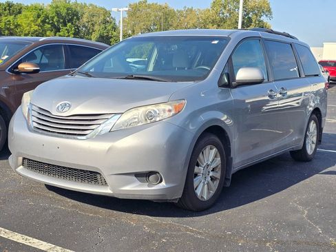 Used 2015 Toyota Sienna LE AWD/4WD image 3