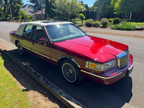Used 1996 Lincoln Town Car Signature RWD image 7