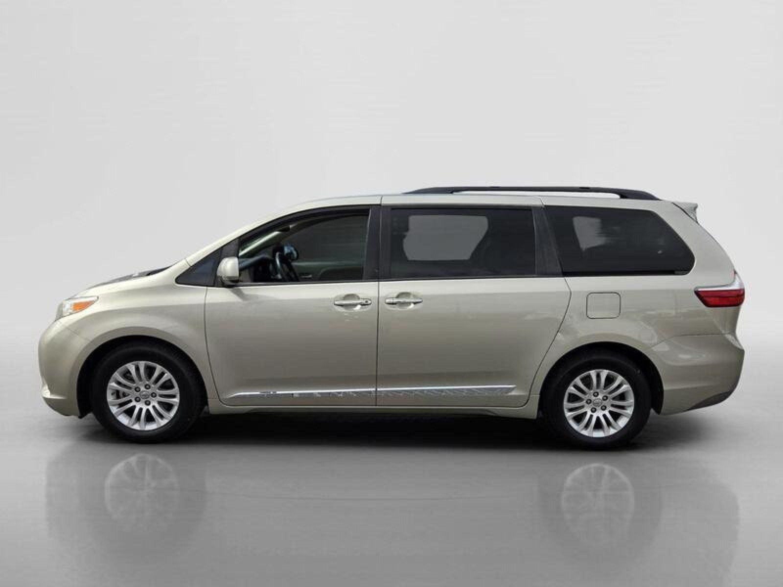 Used 2017 Toyota Sienna XLE Premium FWD image 2