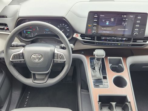 Used 2023 Toyota Sienna XLE FWD image 30