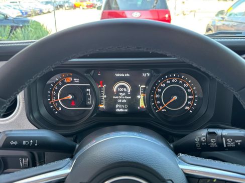 Used 2025 Jeep Wrangler Unlimited Sahara AWD/4WD image 39