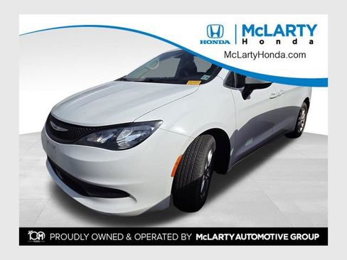 Used 2023 Chrysler Voyager LX image 1