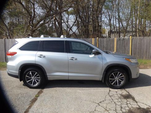 Used 2018 Toyota Highlander XLE image 5