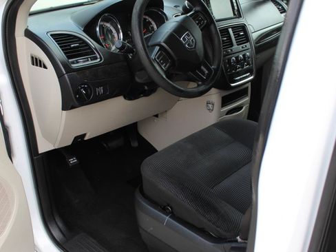 Used 2020 Dodge Grand Caravan SE FWD image 13
