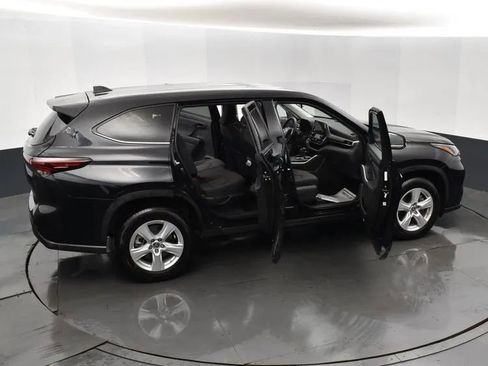 Used 2025 Toyota Highlander LE FWD image 6