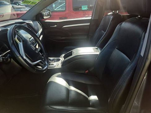 Used 2019 Toyota Highlander XLE image 2