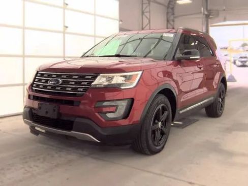 Used 2017 Ford Explorer XLT w/ Equipment Group 202A AWD/4WD image 1