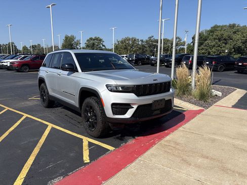 Used 2025 Jeep Grand Cherokee Altitude AWD/4WD image 3