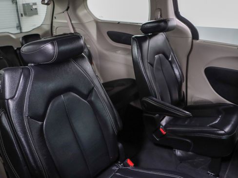 Used 2022 Chrysler Pacifica Touring-L image 29