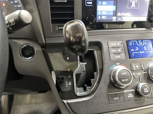 Used 2015 Toyota Sienna XLE image 37