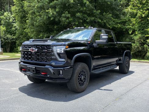 Used 2024 Chevrolet Silverado 2500 ZR2 w/ Technology Package AWD/4WD image 5