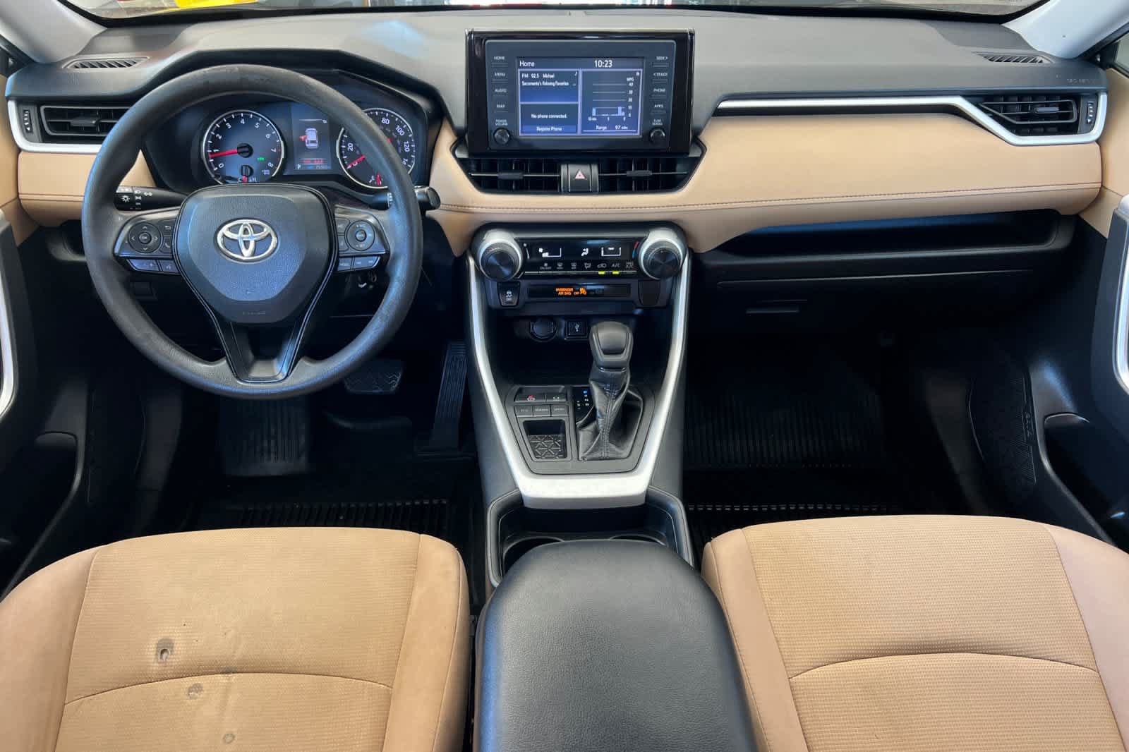 Used 2021 Toyota RAV4 LE FWD image 3