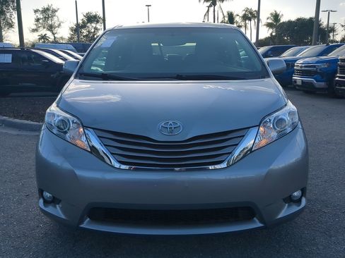 Used 2017 Toyota Sienna Limited image 3