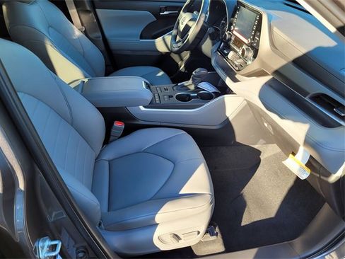 New 2022 Toyota Highlander XLE image 11