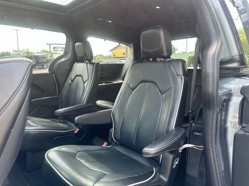Used 2018 Chrysler Pacifica Limited w/ Advanced Safetytec Group FWD image 19