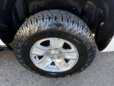 Used 2014 Chevrolet Suburban LT image 15