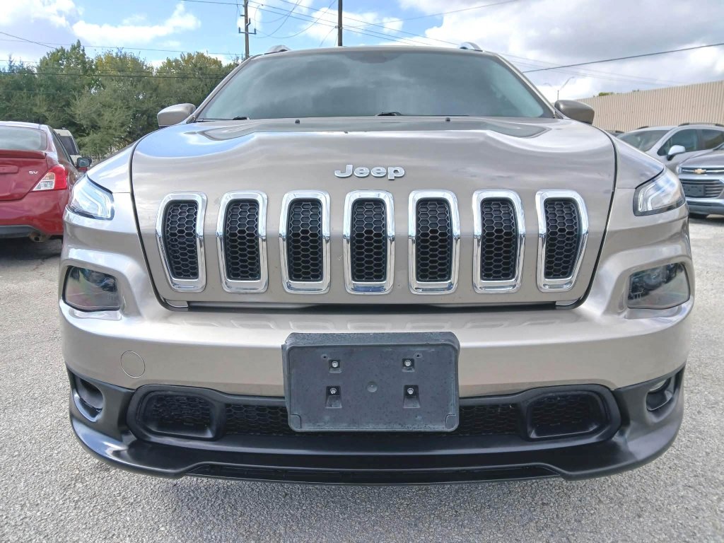 Used 2017 Jeep Cherokee Latitude FWD image 2