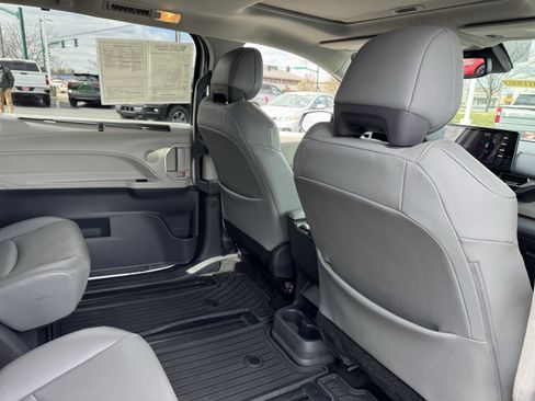 Used 2021 Toyota Sienna XLE image 34