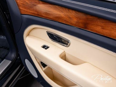 Used 2023 Bentley Bentayga Extended Wheelbase AWD/4WD image 33