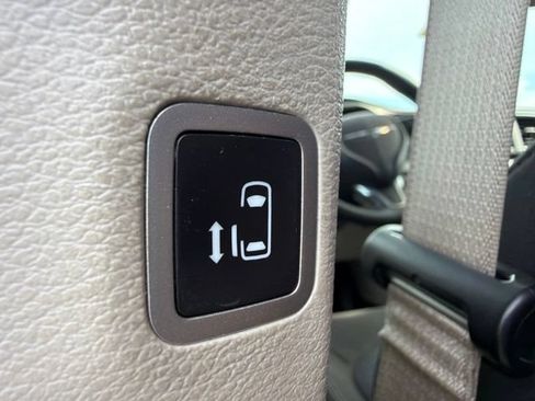 Used 2022 Chrysler Voyager LX FWD image 17