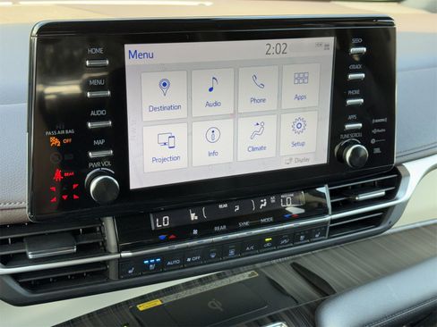 Used 2023 Toyota Sienna Platinum image 33