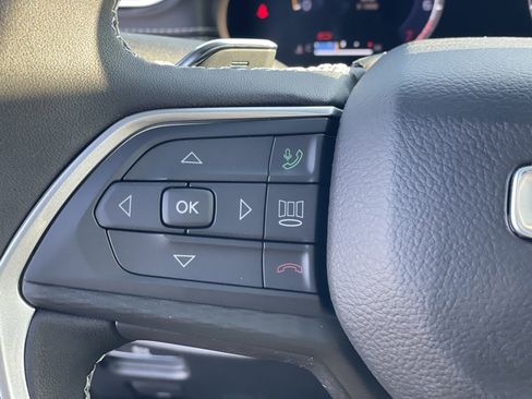 Used 2025 Jeep Grand Cherokee Laredo X image 17