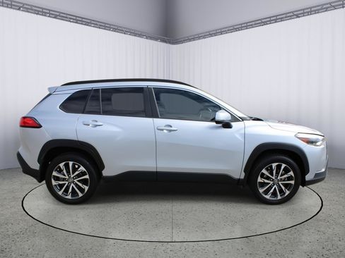 Used 2022 Toyota Corolla Cross XLE w/ Convenience Package FWD image 9