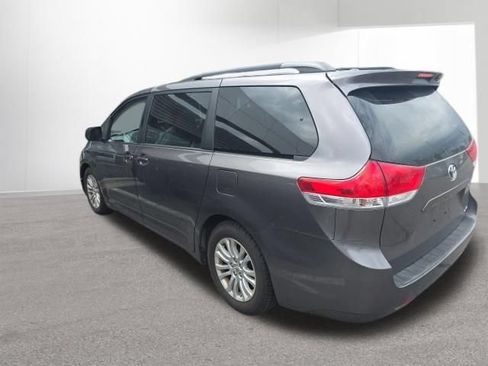 Used 2013 Toyota Sienna XLE FWD image 4
