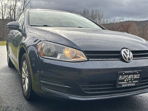Used 2017 Volkswagen Golf SE image 5