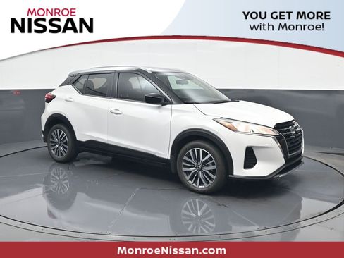Used 2024 Nissan Kicks SV image 1