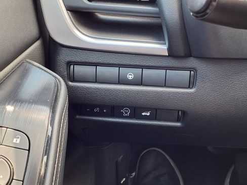 Used 2025 Nissan Rogue SV FWD image 17