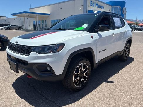Used 2025 Jeep Compass Trailhawk AWD/4WD image 1