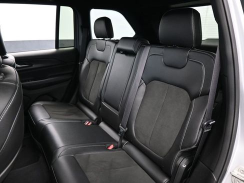 Used 2023 Jeep Grand Cherokee Altitude AWD/4WD image 37
