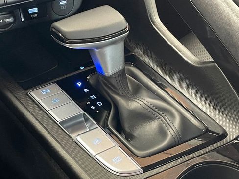 Used 2025 Hyundai Elantra Limited image 32