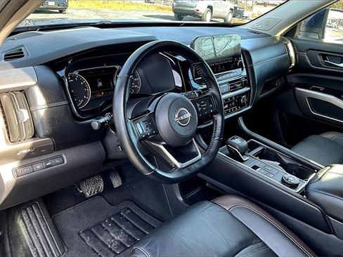 Used 2023 Nissan Pathfinder Platinum image 11