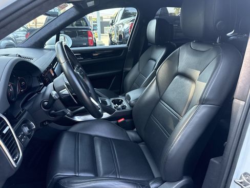Used 2022 Porsche Cayenne Turbo AWD/4WD image 16