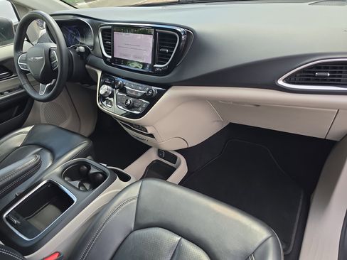 Used 2023 Chrysler Pacifica Touring-L image 12