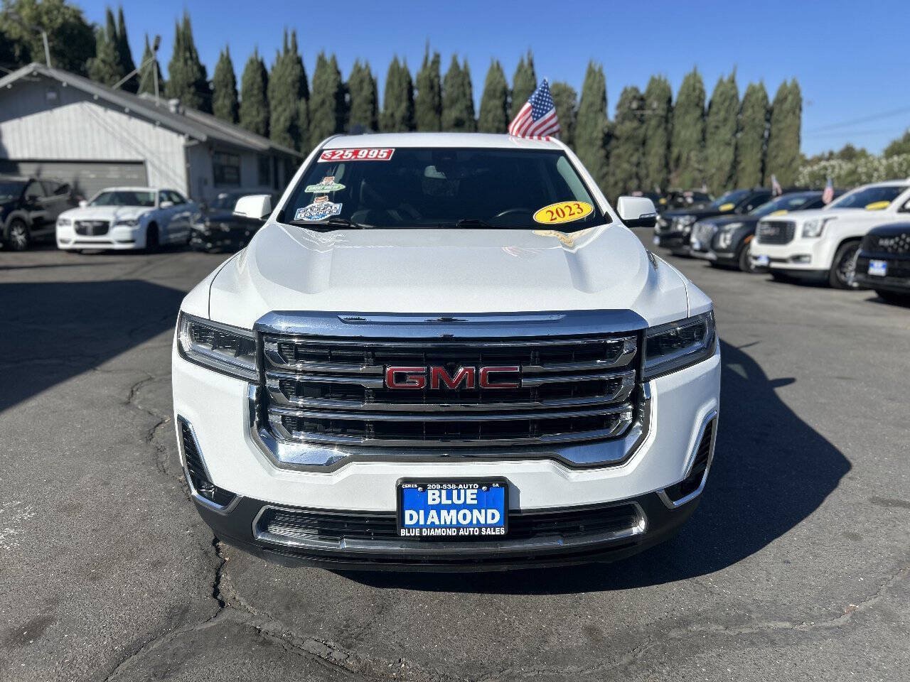 Used 2023 GMC Acadia SLT FWD image 3
