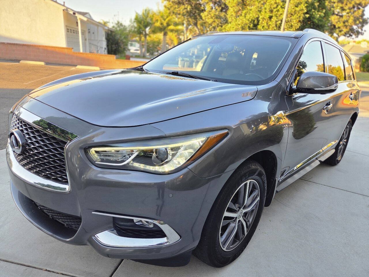 Used 2018 INFINITI QX60 Luxe w/ Premium Plus Package AWD/4WD image 3