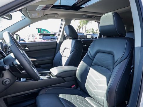 Used 2025 Nissan Pathfinder Platinum w/ Cargo Package image 18