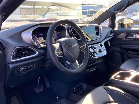 New 2026 Chrysler Voyager LX image 7