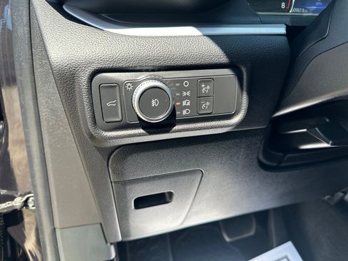 Used 2022 Ford Explorer XLT w/ Equipment Group 202A AWD/4WD image 14