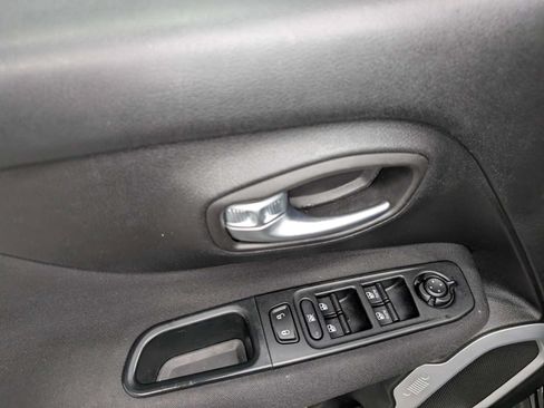 Used 2019 Jeep Renegade Latitude w/ Cold Weather Group AWD/4WD image 39