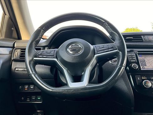 Used 2017 Nissan Rogue SV w/ SV Premium Package AWD/4WD image 19