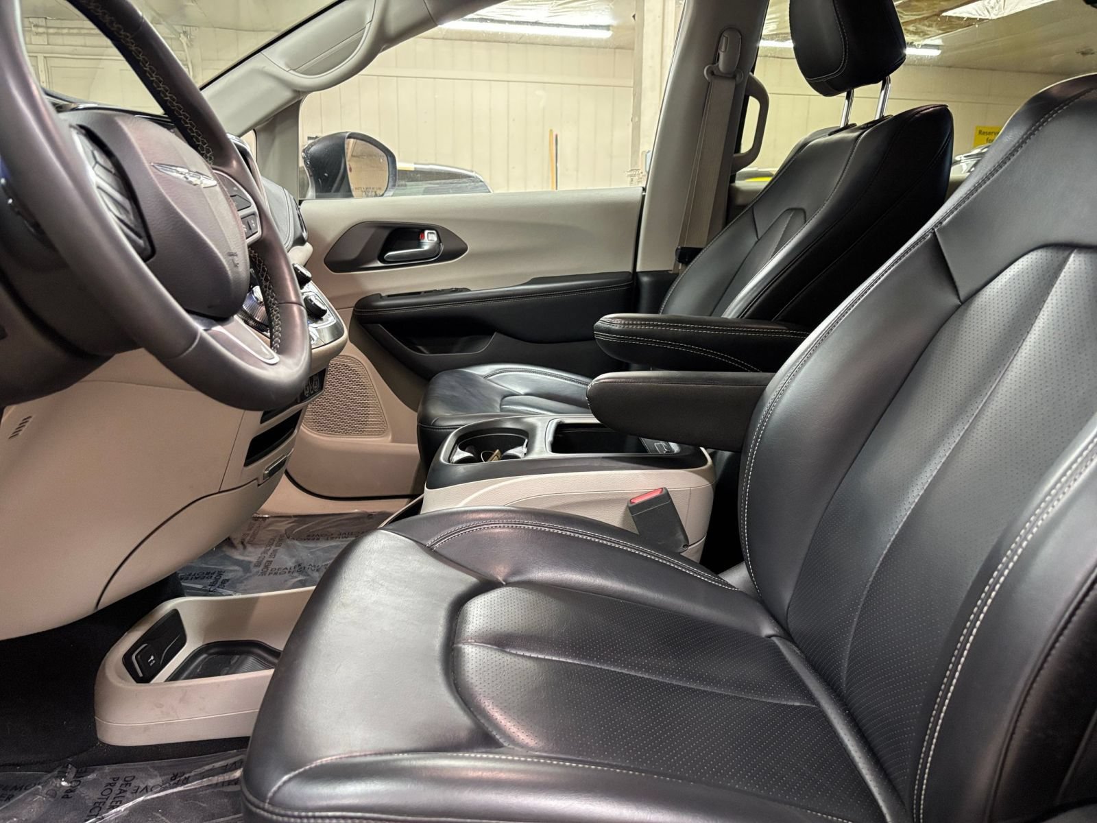 Used 2023 Chrysler Pacifica Touring-L FWD image 28